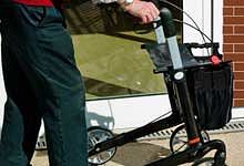 Themenbild: Mensch mit Rollator