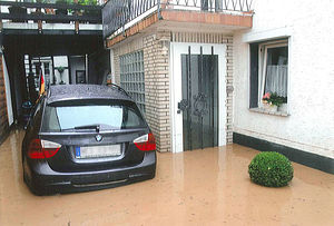 Themenbild: Hauseinfahrt im Hochwasser