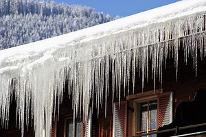 Themenbild: Eiszapfen an Haus