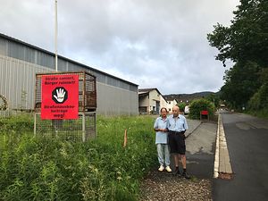 Themenbild: Ines und Hermann Gahr an der neuen Straße.