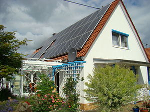 Themenbild: Haus mit Solarmodulen