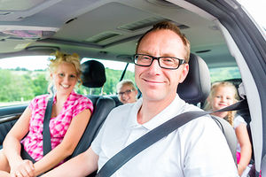 Themenbild: Familie im Auto