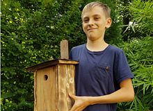 Themenbild: Luca mit selbstgenauter Nisthilfe
