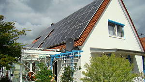 Haus mit Solarmodulen