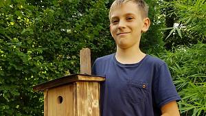 Luca mit selbstgebauter Nisthilfe