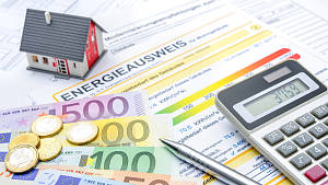 Haus mit Energieausweis, Geld und Taschenrechner