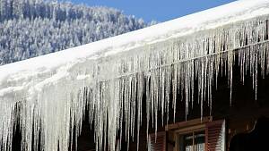 Haus mit Eiszapfen und Schnee