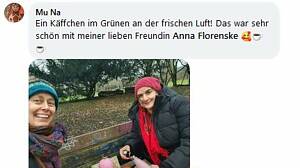 Freundinnen bei Kaffe und Kuchen im Park