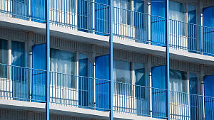 Blick auf Wohnblock mit blauen Balkonen