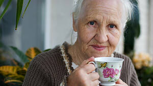 Ältere Frau mit Teetasse