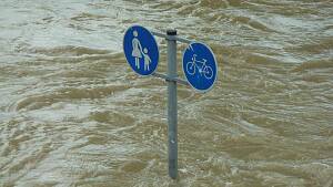 Ein Straßenschild im Hochwasser