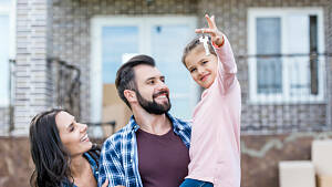 Familie vor neuem Haus