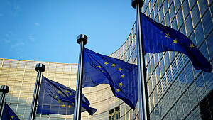 Europäische Kommission mit Europa-Flaggen davor