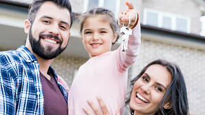 Familie vor neuem Eigenheim