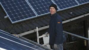 Martin Kutscher bei der Installierung der Solar-Panels auf dem Dach
