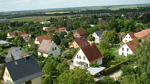 Blick von oben auf eine Siedlung mit Einfamilienhäusern