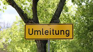 Ein Schild Umleitung vor einem Baum