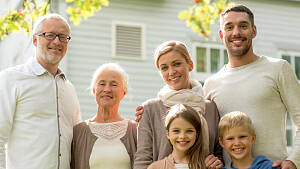 3 Generationen vor dem Haus