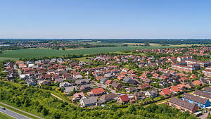 Luftaufnahme eines Vorortes am Stadtrand