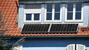 Steckersolargerät auf dem Dach eines Eigenheims