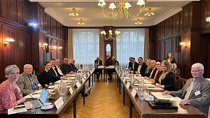 Der Beirat tagt in Berlin. Zu sehen ist eine Gruppe von menschen, die in einem Sitzungsaal an 2 langen Tischen sitzt.
