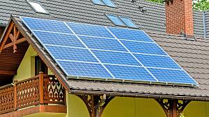 Solarpaneele auf einem alten Hausdach