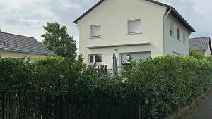 Einfamilienhaus hinter Hecke