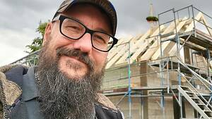 Jens Engelhardt auf einer Tiny-House-Baustelle