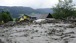 Ein gelbes Haus steht in einem überfluteten Gebiet