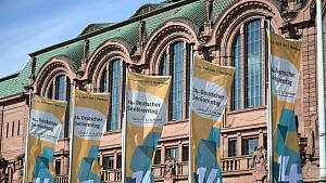 Die Flaggen zum Deutschen Seniorentag flattern vor dem Congress Center Rosengarten in mannhein
