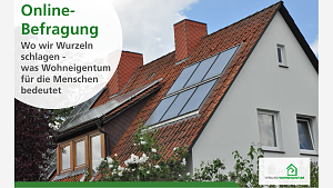 Obere Hälfte eines Hauses mit Photovoltaik auf dem Dach und Rosensträuchern davor. In einem runden Textfeld steht: Online-Befragung. Was Wohneigentum für die Menschen bedeutet.