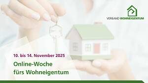 transparentes Bild im Hintergrund zeigt eine Hand, ein Modellhäuschen und einen Schlüssel, die Aufschrift sagt Online-Infowoche fürs Wohneigentum, 10. bis 14. November 2025