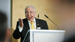 Peter Wegner am Rednerpult