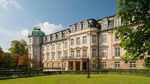 Der Bundesfinanzhof in München unter blauem Himmel