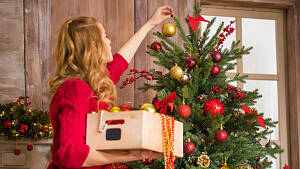 Frau Schmückt Weihnachtsbaum