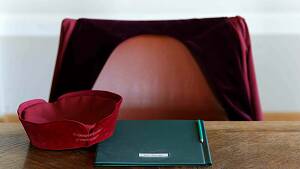 Ein Richterstuhl mit einer roten Robe.