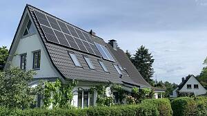 Ein Einfamilienhaus mit Photovoltaik-Panelen auf dem Dach