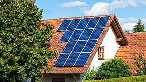 Ein Dach mit Solarpanelen