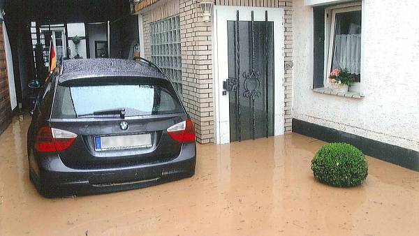Themenbild: Haus und Garage bei Hochwasser