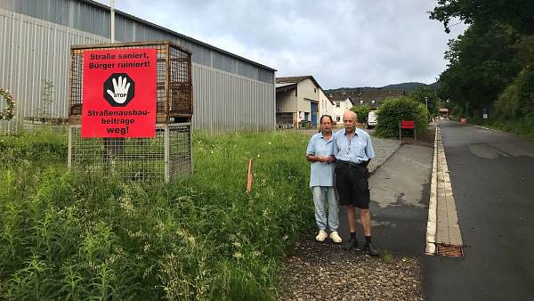 Themenbild: Ines und Hermann Gahr an der neuen Straße.