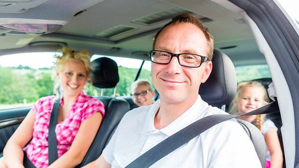 Themenbild: Familie im Auto