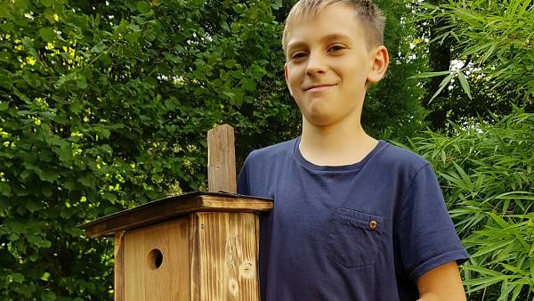 Themenbild: Luca mit selbstgebauter Nisthilfe Themenbild: Luca mit selbstgebauter Nisthilfe