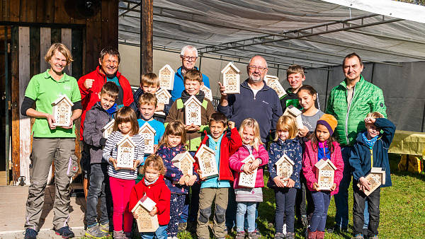 Themenbild: Gruppe mit selbstgebauten Nistkästen Themenbild: Gruppe mit selbstgebauten Nistkästen