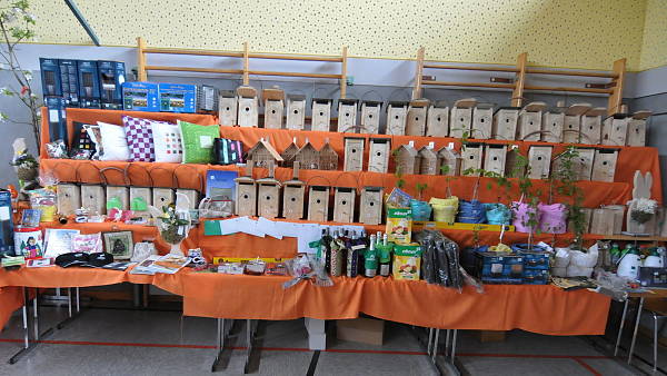 Themenbild: Gewinne bei einer tombola: viele Nistkästen Themenbild: Gewinne bei einer tombola: viele Nistkästen