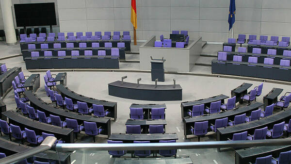 Themenbild: leerer Sitzungssaal des Bundestages