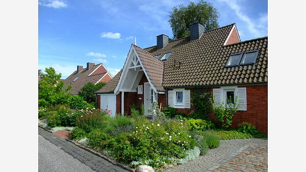 Themenbild: Einfamilienhaus mit Vorgarten