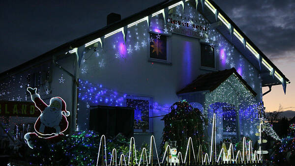 Themenbild: mit Lichterketten beleuchtetes Haus Themenbild: mit Lichterketten beleuchtetes Haus