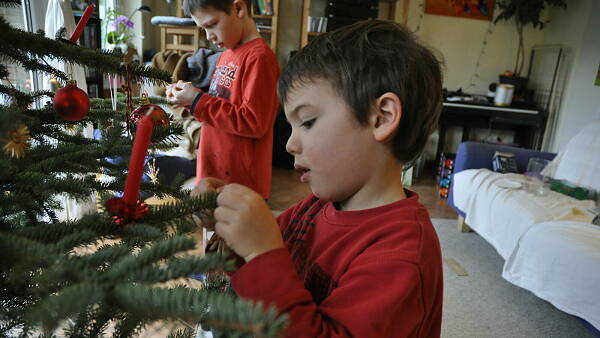 Themenbild: Kind am Weihnachtsbaum