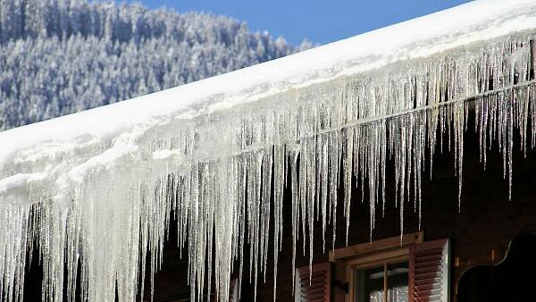 Themenbild: Haus mit Eiszapfen und Schnee Themenbild: Haus mit Eiszapfen und Schnee