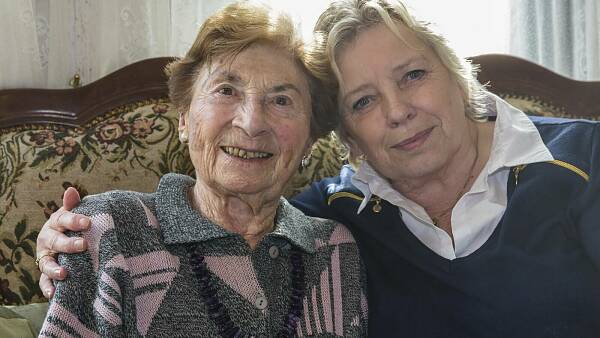 Themenbild: Eine Seniorin mit ihrer Tochter